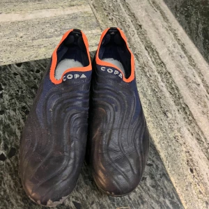 Adidas Copa blå fotbollsskor stl 39 2/3 - Säljer ett par Adidas Copa, dobbarna är knappt slitna men de är lite slitna längst fram