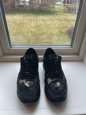 Valentino rockrunners - Svarta Rockrunners från Valentino Garavani, storlek 42, men passar även. Materialmix av skinn och mocka. Perfekta skor som passar nu till vintern