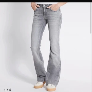 Grå bootcut jeans i denim - Snygga grå jeans med låg midja,  bootcut-modell och klassisk femficksdesign. Jeansen har hög midja och är tillverkade i mjuk denim med lätt tvättad look. Perfekta för dig som gillar en avslappnad men trendig stil. Knappt använda säljer då jag har flera av samma sort💗💗
