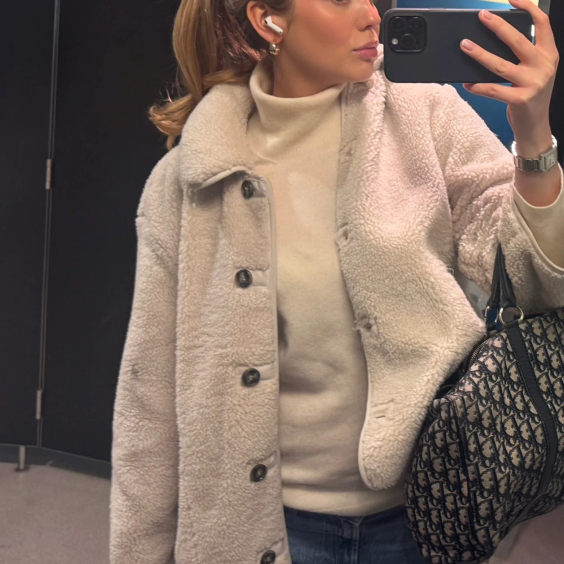 Beige teddyjacka från COS