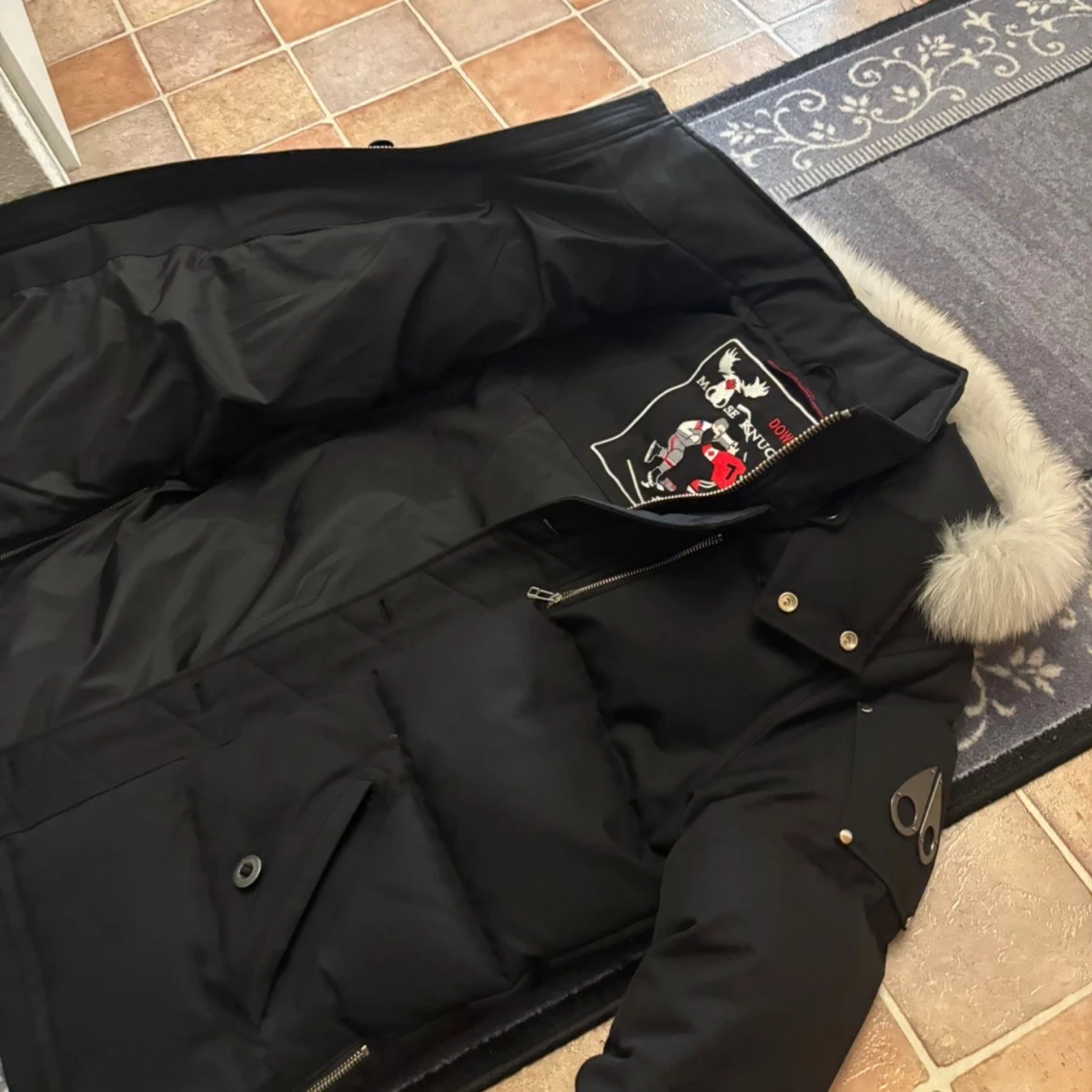 Svart dunjacka Moose Knuckles med pälskrage - 4