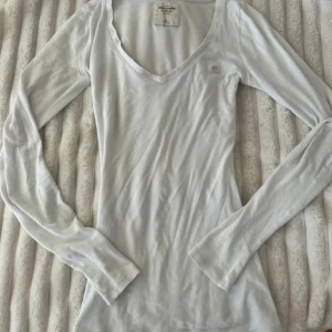 Abercrombie & fitch tröja - uper sött tröja från Abercrombie! Funkar perfekt med ett par yoga pants! Är lite nopprig men syns inte på! Har rätt högt pris då jag är osäker om jag vill sälja❤️