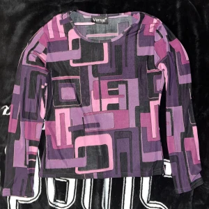 Långärmad y2k topp - Långärmad topp i olika nyanser av lila. Mycket bra skick och bra kvalité. Sitter som en xs!