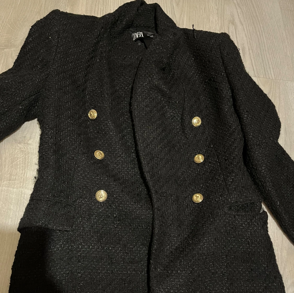 Svart kavaj med guldknappar från Zara - 1