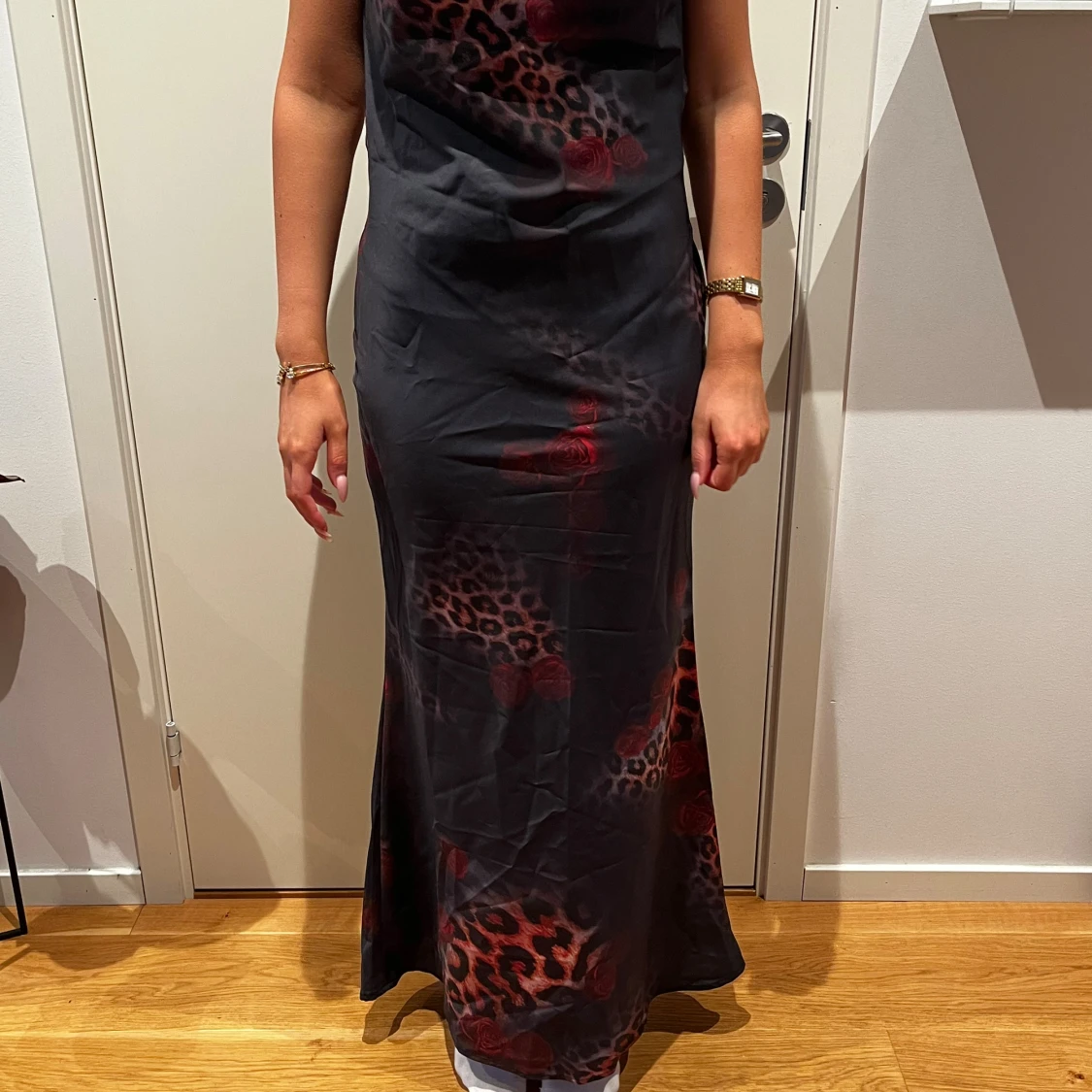 Svart långklänning med leopardmönster - 1