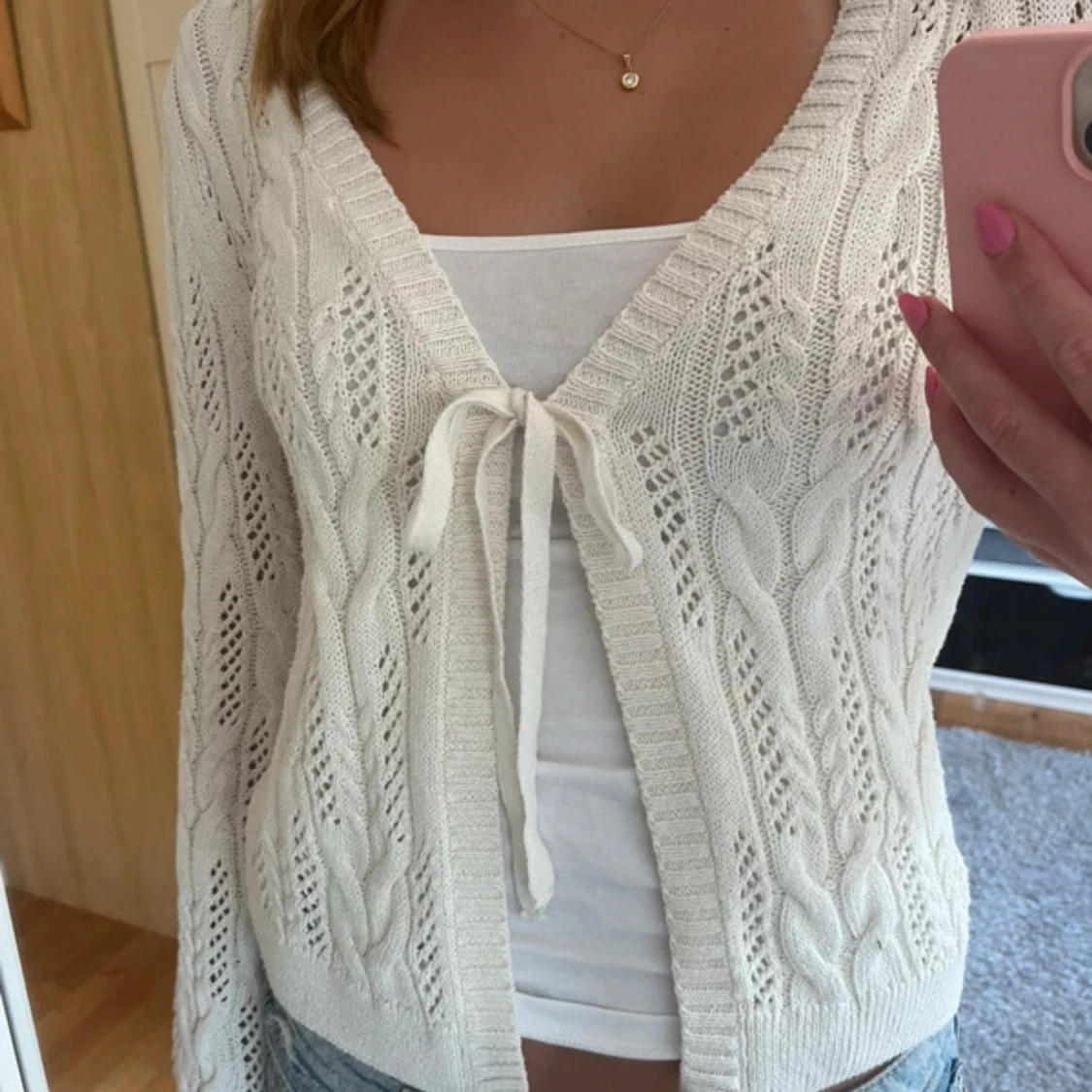 Vit stickad kofta med knyt
