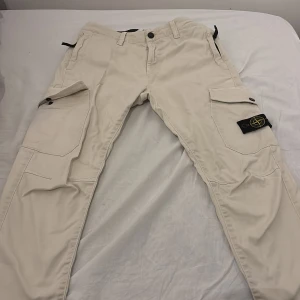 Beiga cargopants från Stone Island - Snygga beiga cargopants från Stone Island junior storlek 158