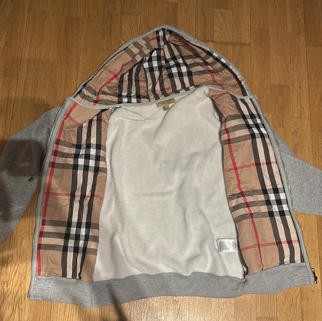 Grå hoodie från Burberry med dragkedja - 3