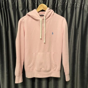 Ralph Lauren hoodie  - Ralph lauren hoodie - skick 9/10, fint skick utan defekter! - stl XS, börjar blå något liten på mig som är 177 - riktigt snygg och unik hoodie! - hör av er vid frågor🙌