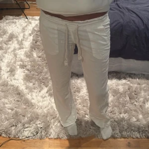 Vita linnebyxor från Roxy XS - Säljer ett par vita linnebyxor från Roxy i storlek XS. Byxorna har snörning i midjan, två stora fickor framtill och är raka i modellen. Perfekta för chill dagar och har en skön loose passform. Materialet är lätt och luftigt linne.