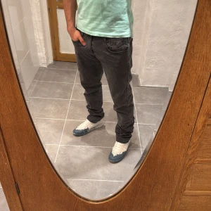 Replay jeans  - Ett par snygga byxor från Replay i storlek W34 L32 i modellen Anbbas 