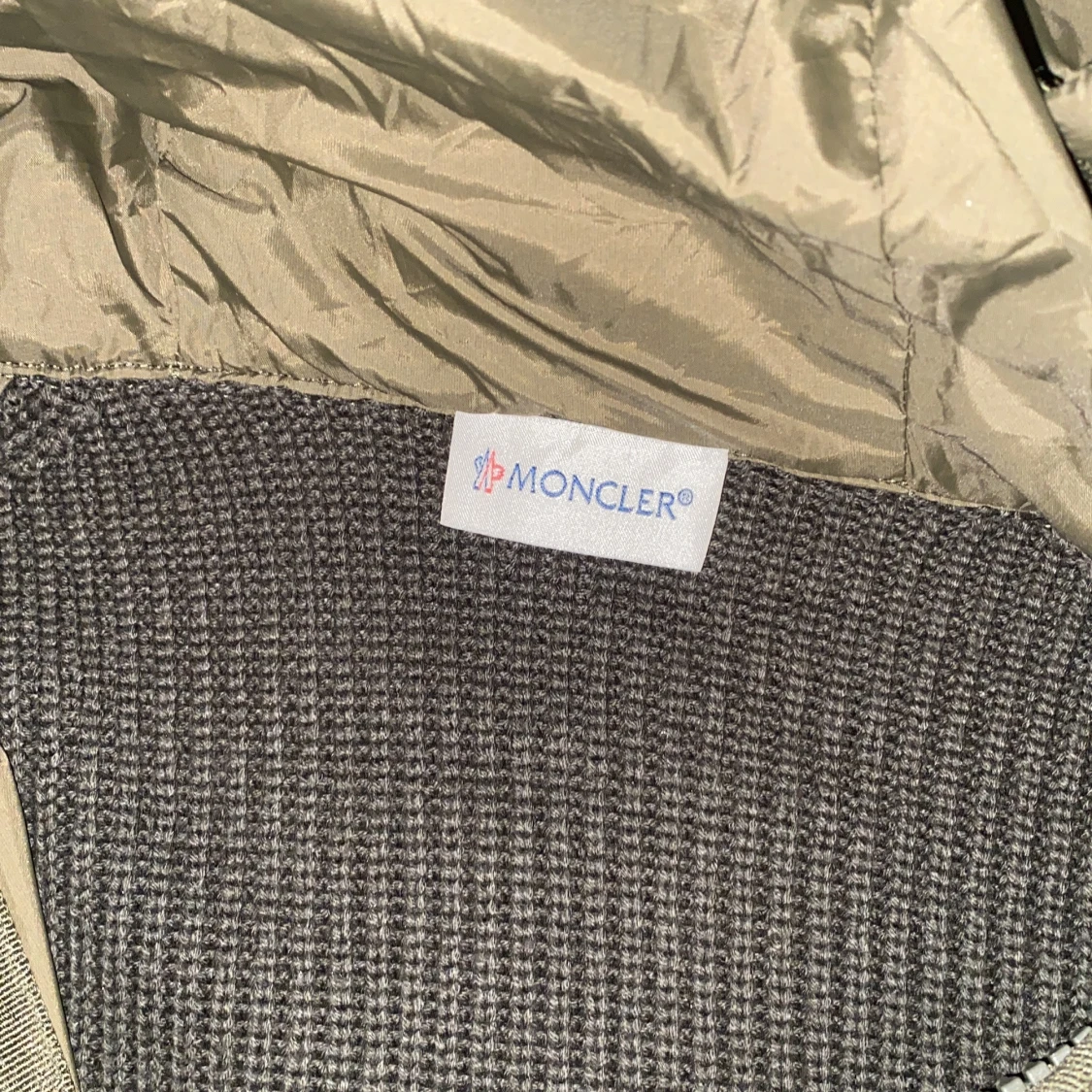 Olivgrön Moncler dunjacka med stickade ärmar - 3