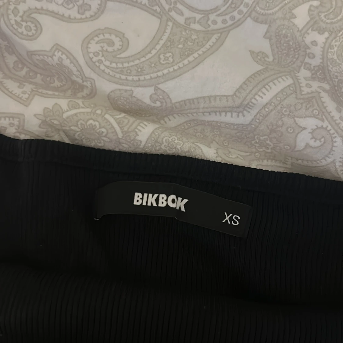 Svart ribbad topp - 1