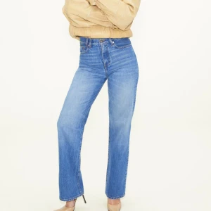 Blå wide jeans med  - Snygga blå jeans från A-DSGN med hög midja och breda raka ben. 