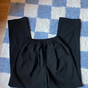 Svarta byxor L'Homme Rouge S/46 - Svarta byxor från L'Homme Rouge i storlek S/46. Mycket bra skick, nypris 2000