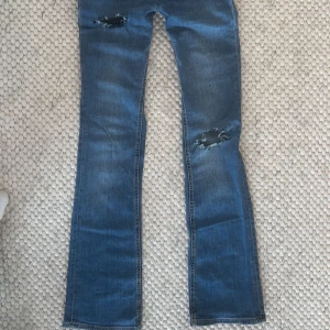 Blå utsvängda jeans från Zara med slitningar - Blå utsvängda jeans med hål från Zara❣️