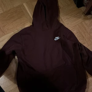 Nike hoodie - En fin hoodie från nike, sitter mycket skönt och passar till det mesta.
