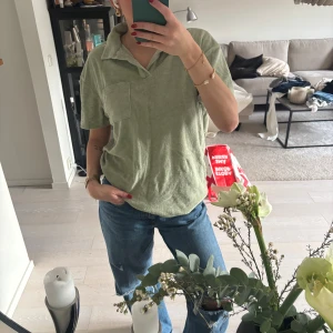 Grön frottéskjorta från 157, S - Ljusgrön skjorta i frotté från 157 med kort ärm, klassisk krage och bröstficka. Skjortan har en avslappnad passform och är perfekt för en chill och trendig look. Supermjuk känsla tack vare materialet.