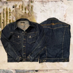 Raw nudie conny - Tjena! Säljer denna riktigt snygga Nudie jeans jackan, modellen är Conny och är i cirka 20år gammal i mycket fint skick, storlek L, hör av dig vid funderingar!🙌