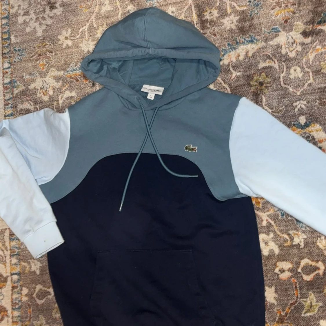 Blå hoodie från Lacoste med huva