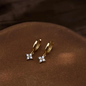 Guld örhängen hoops 18k - Jättefina eleganta örhängen med zirkon stenar, 18k gold plated ✨ aldrig använda! Skickas med en liten present påse 