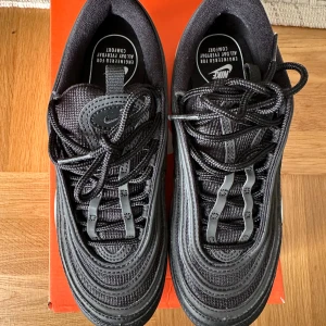 Nike Air Max 97  - Nike Air Max 97 sneakers i helsvart med vita detaljer på sulan. Endast använd en gång. Köpta på footish på rea