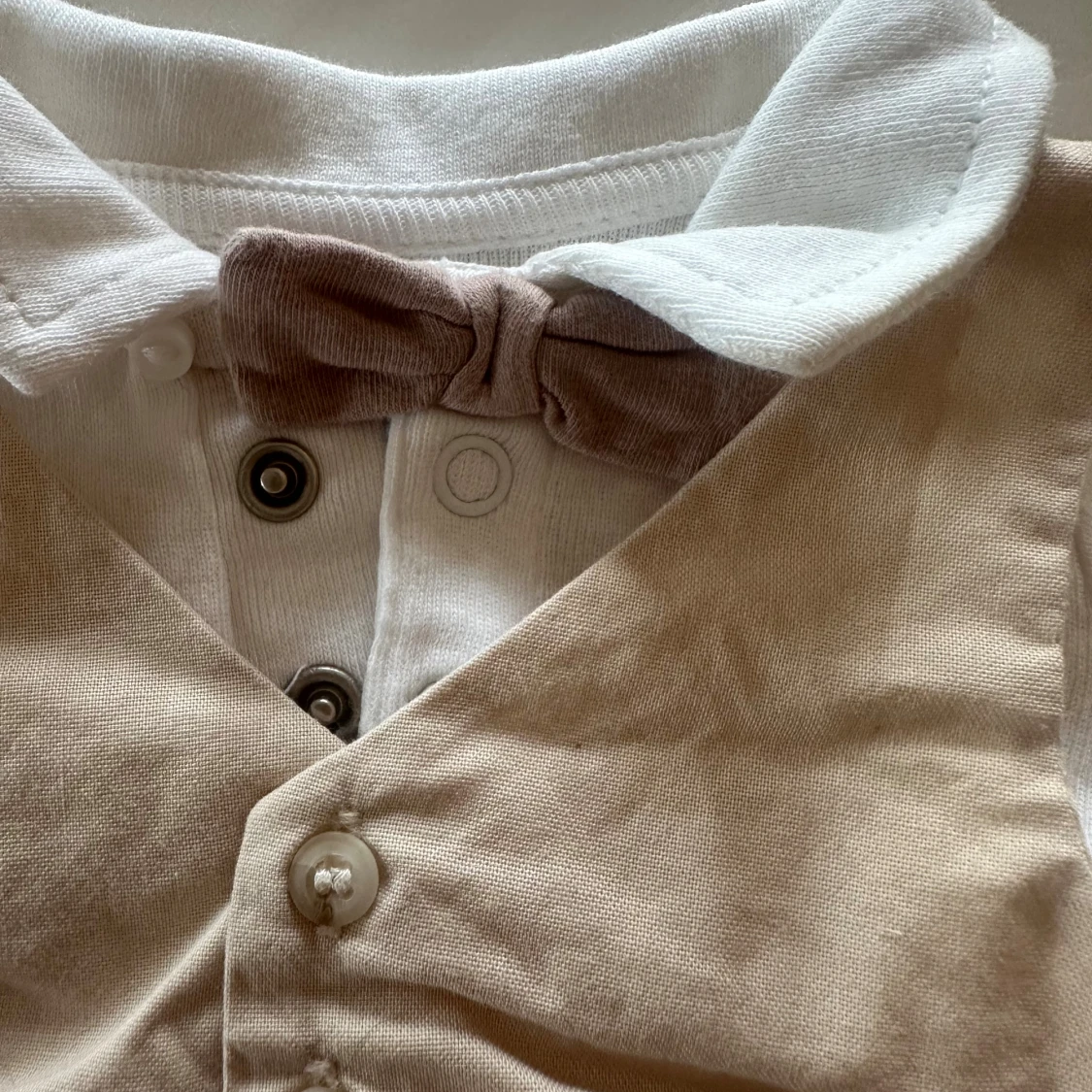 Beige och vit babykostym med fluga - 1