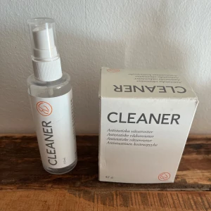 Cleaner spray och våtservetter - Cleaner set med en transparent sprayflaska på 100 ml och en kartong med 42 våtservetter för rengöring av glasögon.