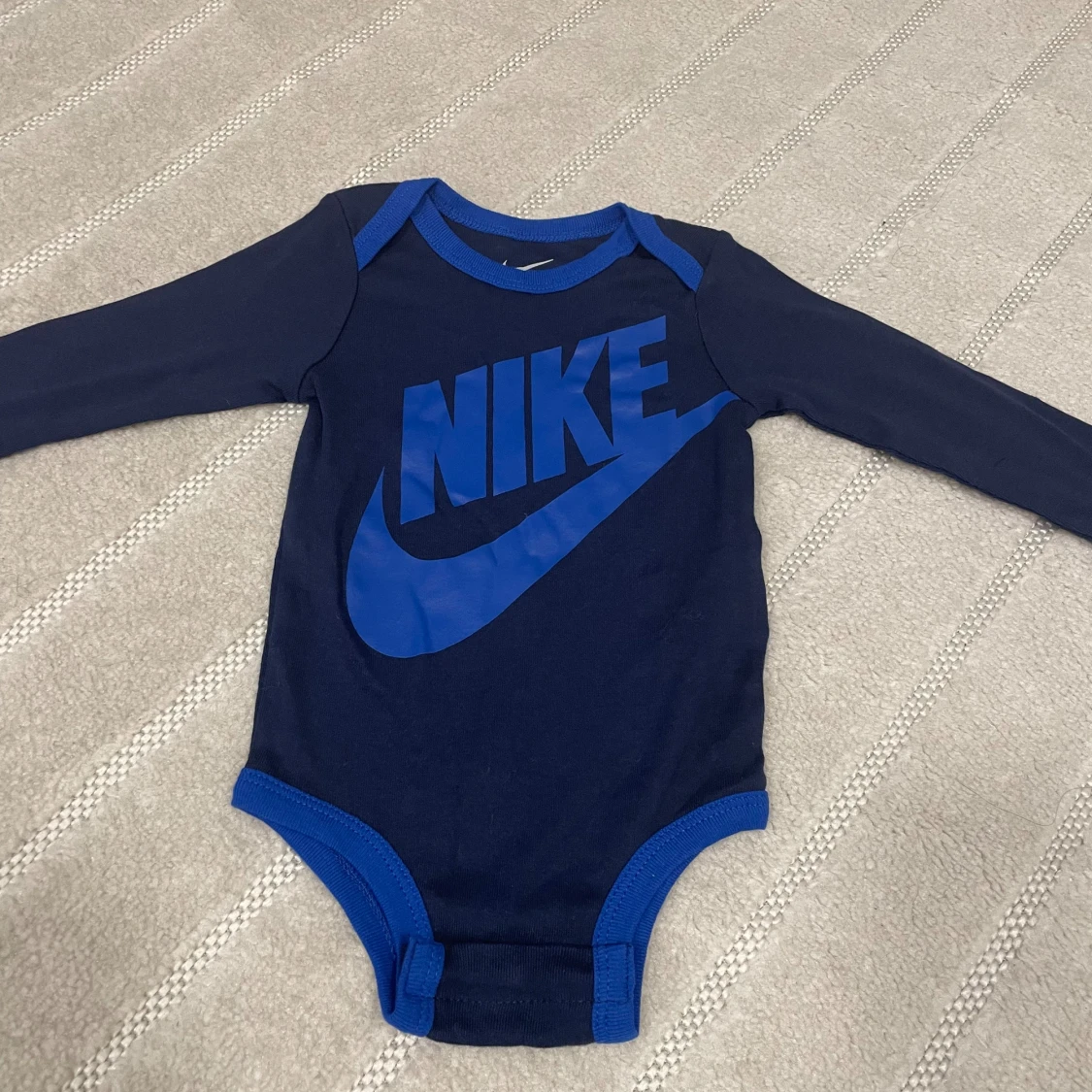 Mörkblå långärmad body från Nike