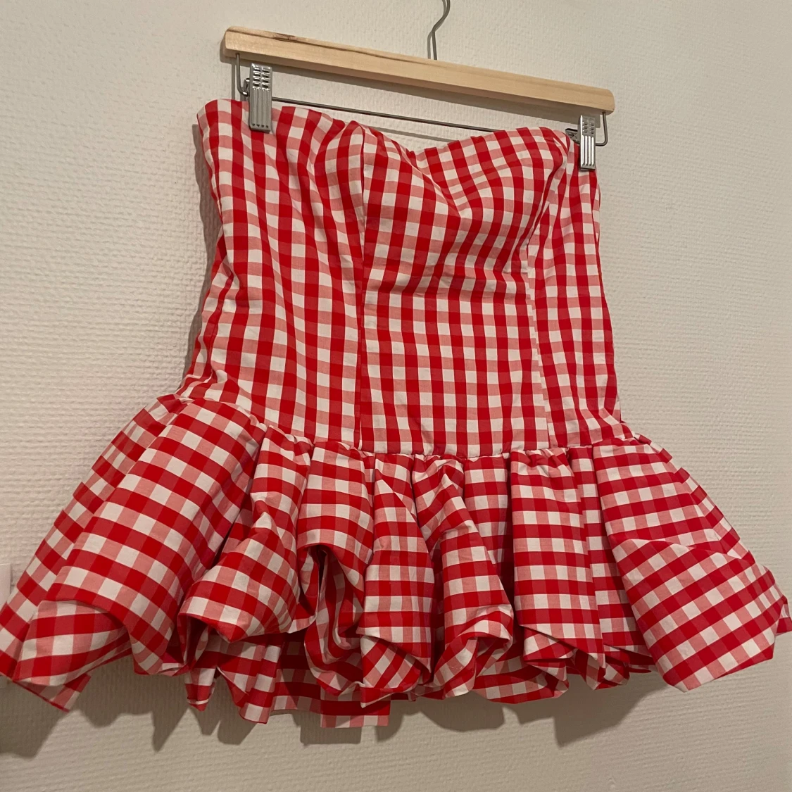 Rutig röd strapless topp från NA-KD