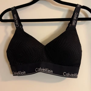 Calvin Klein bh - Säljer nu dessa bh:er då dom ej kommer till användning längre. Den rosa är knappt använd men resterande är välanvända. Dom är i toppskick! 🤎🤍🤎 Alla för 800kr eller| Vit: 200 | Svart: 200 | Rosa 300 | Svart 300 🤎🍂