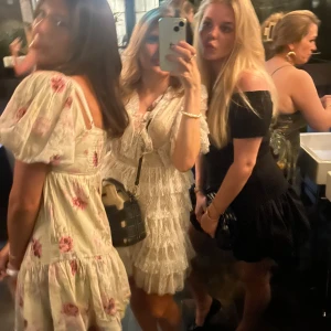 Vit spetsklänning med volanger - Säljer beroende på efterfrågan! Öppen för prisförslag. Använd 2 gånger, nyskick och köpt på united fashion för 3200kr (50% ). Super fin vit spetsklänning med volanger och v-ringad design. Klänningen har korta ärmar och en kort längd. 