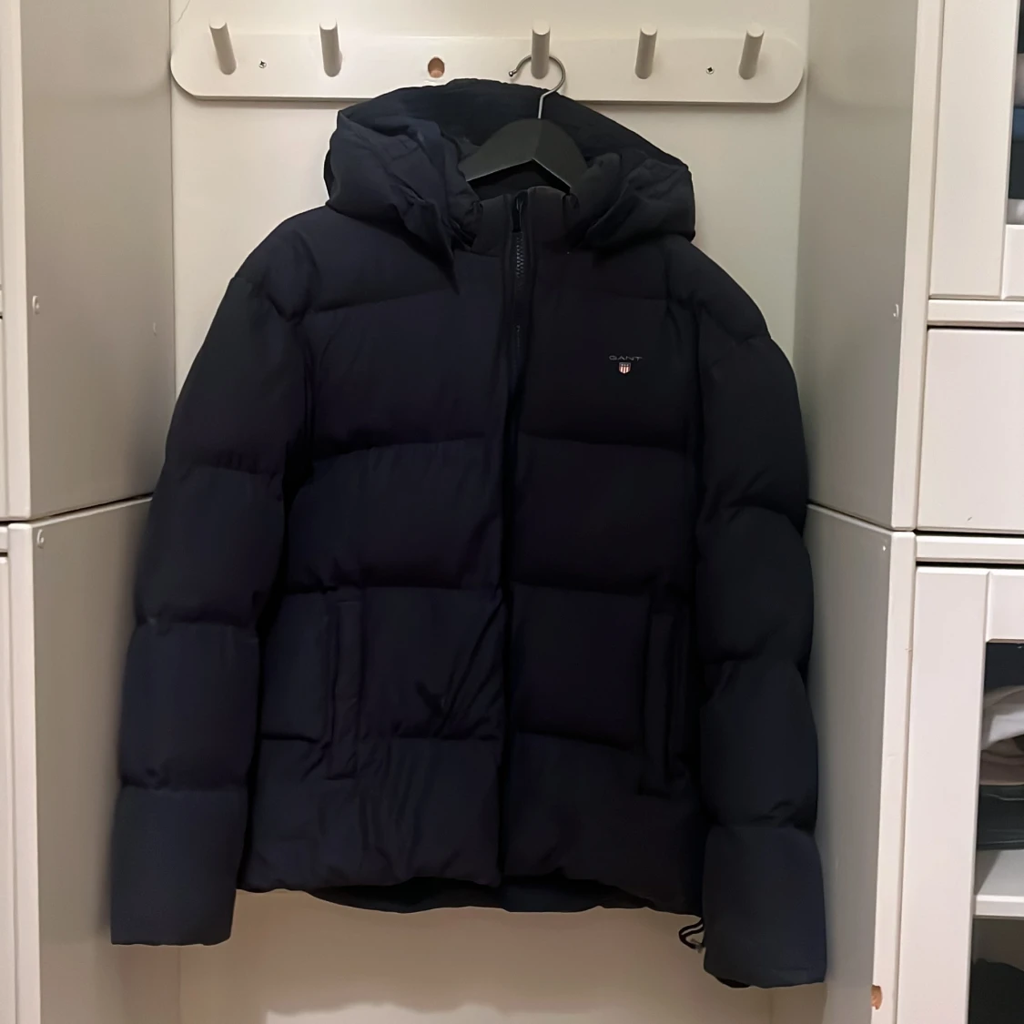 Mörkblå pufferjacka från GANT