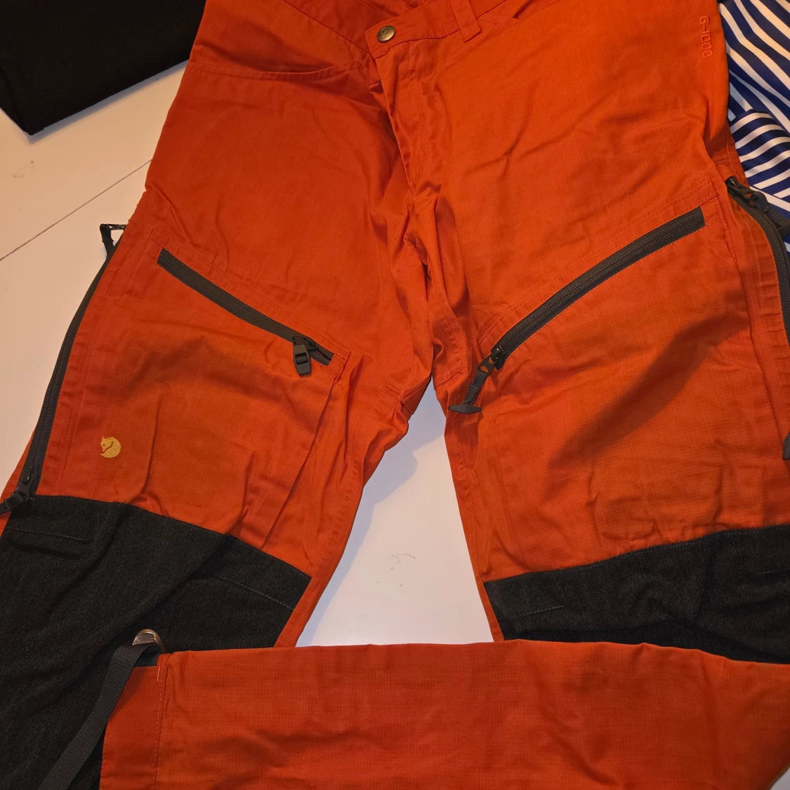 Orange täckbyxor från Fjällräven - 1