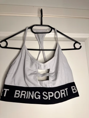 Träningsbhar  - 5 olika träningsbhar i olika färger och mönster, perfekta för träning. Alla träningsbhar uppskattas att ha storlek M. Kan köpas enskilt eller tillsammans. Jag säljer de för 30 kr/st eller 150kr för alla 5.