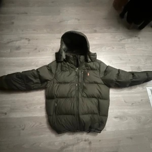 Mörkgrön jacka från Polo Ralph Lauren - Skick 10/10 nypris 5999kr, Skön och snygg vinterjacka i storlek XL men sitter som en L, Den passar perfekt nu till vintern och har använts i knappt en månad. Hör gärna av dig vid frågor eller om du vill se mer bilder! Trygg och snabb affär 