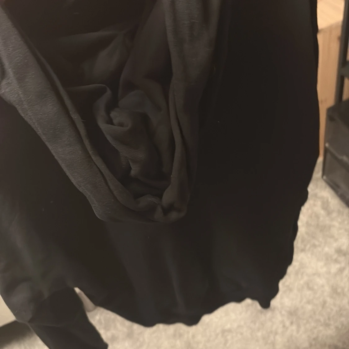 Svart hoodie med spindelnätsprint - 1