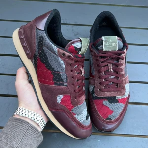 Valentino rockrunners 41 - Superfeta rockrunners! Size 41! Skick 8/10 begagnade men bra skick! Lite slitet vid ena hälen men syns inte vid användning! Nypris ca 7000kr! Självklart äkta! Box, dustbag, kort, snören ingår! Hör av dig vid minsta fundering 🤩