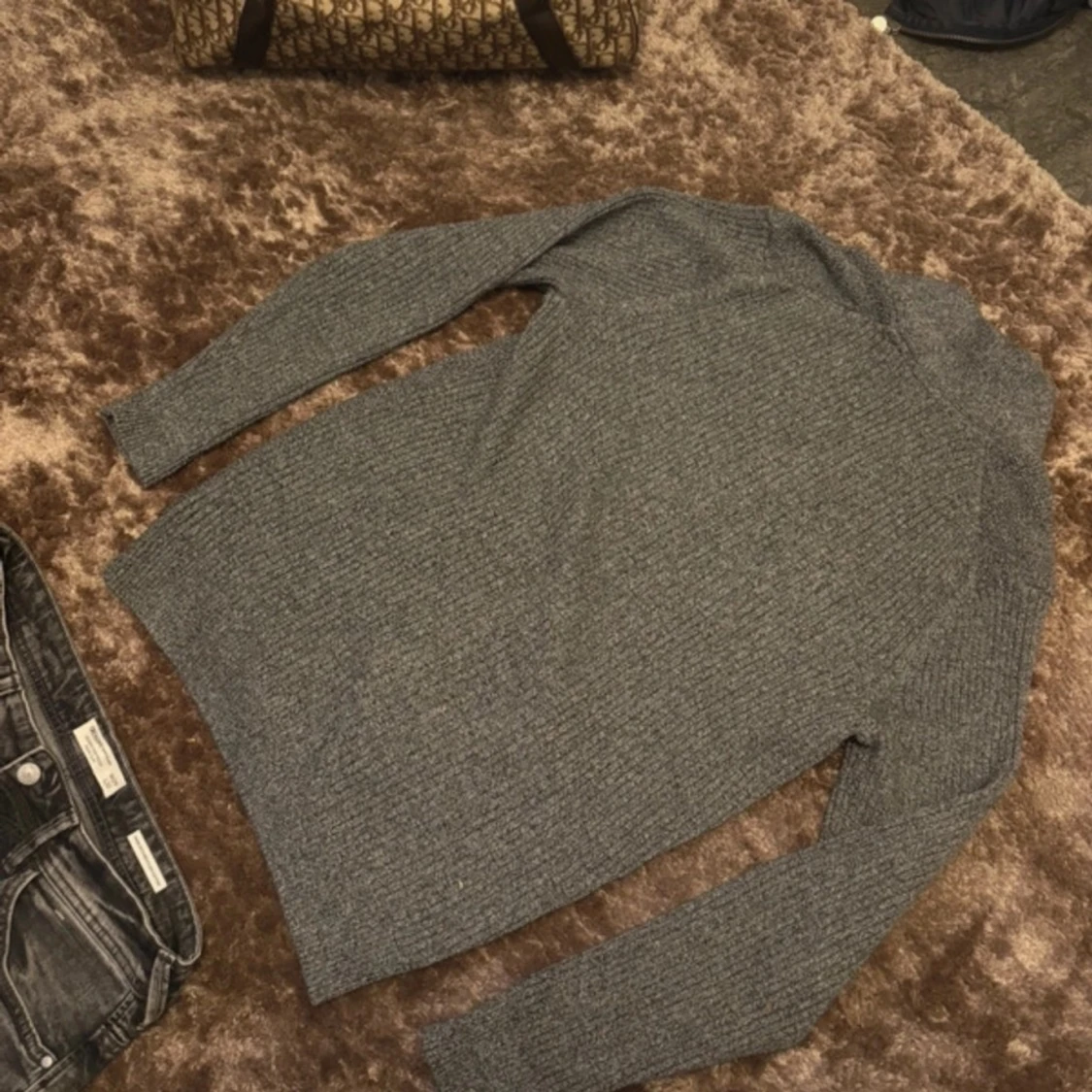 Grå kofta med knappar - 91