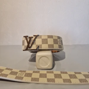 LV Bälte 110 cm vitgrå silver spänne - Fint bälte 110 cm silver spänne