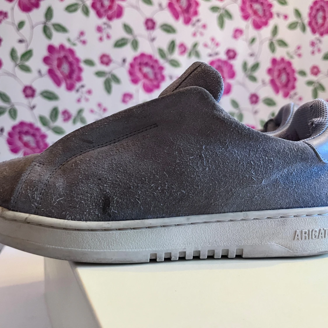 Grå mocka dice lascless  sneakers från Arigato - 4