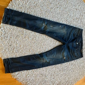 Mörkblå Jeans | Jack & Jones  - - Jack & Jones Jeans.                                                                  - Skick 4/5                                                                                      - Storlek 33/32                                                                              - Instabox för snabb leverans 