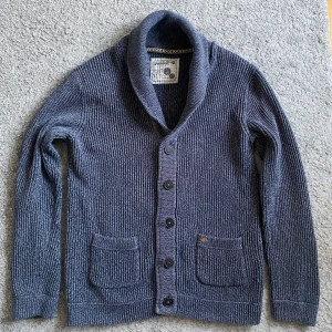 Stickad cardigan - Säljer en stickad cardigan från jack&jones i storlek L men sitter som M. Superbra skick knappt använd. Han på bilden är 187 och den sitter bra.