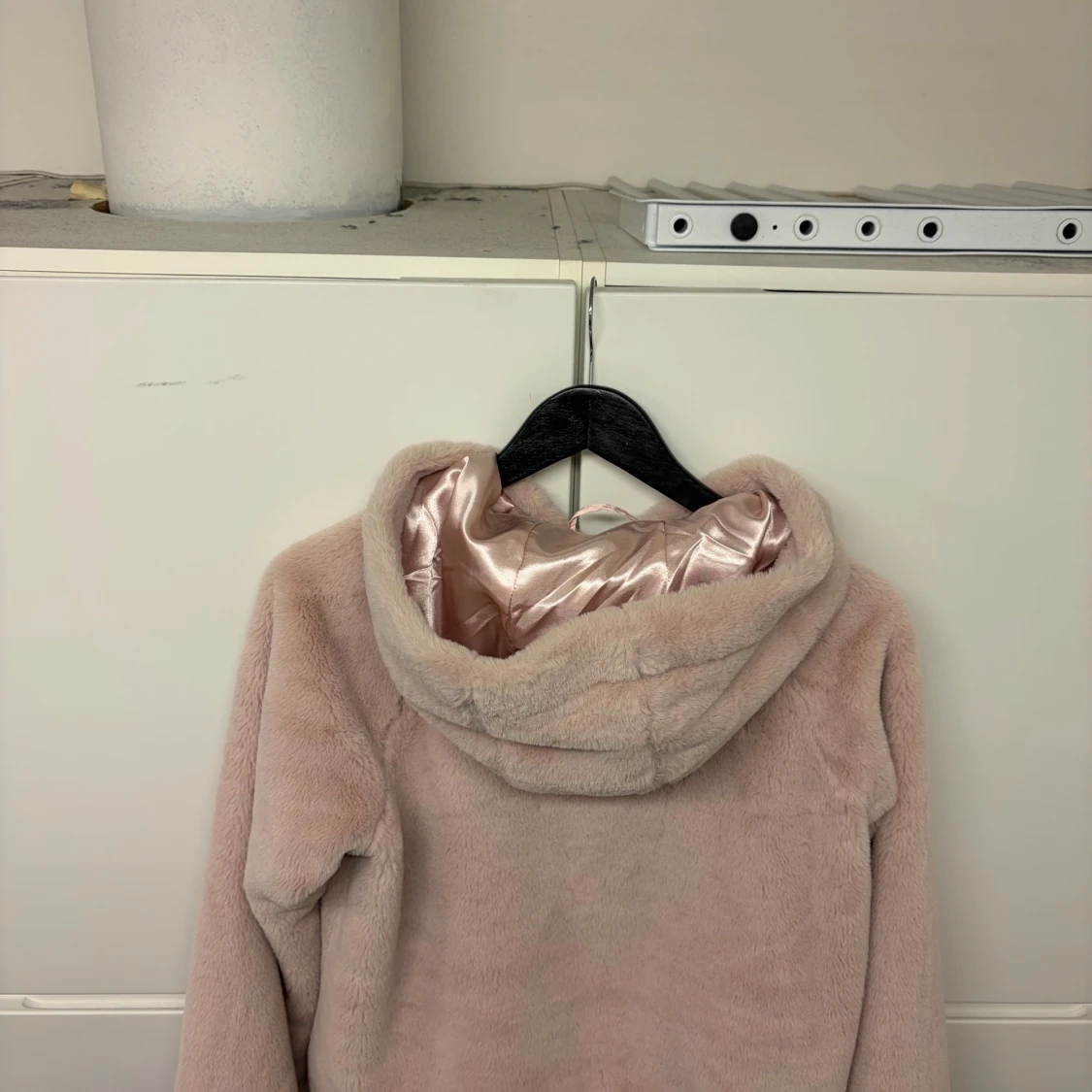 Fluffig pälsjacka i ljusrosa  - 2