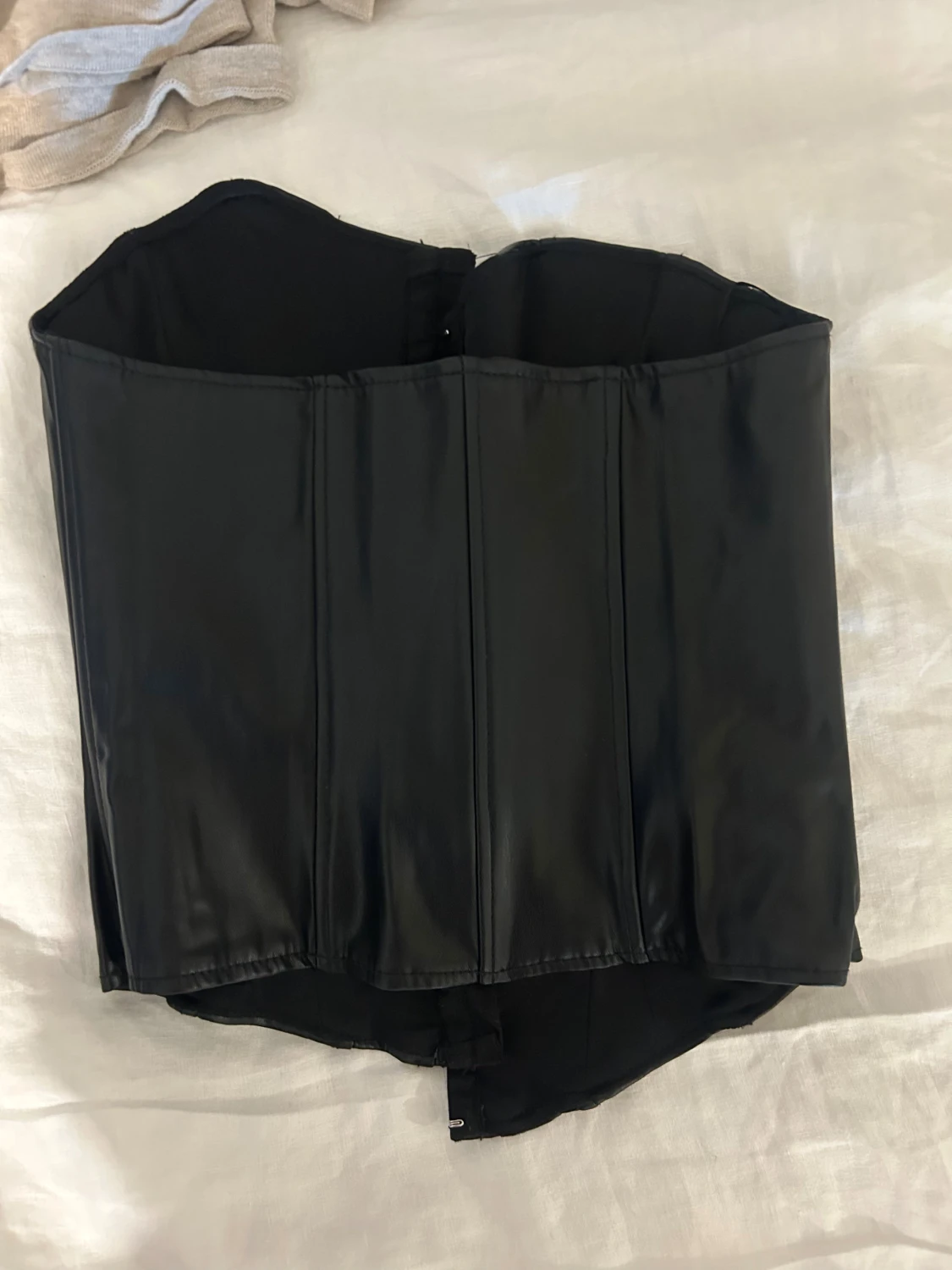 Svart korsett i skinnimitation från Zara - 3