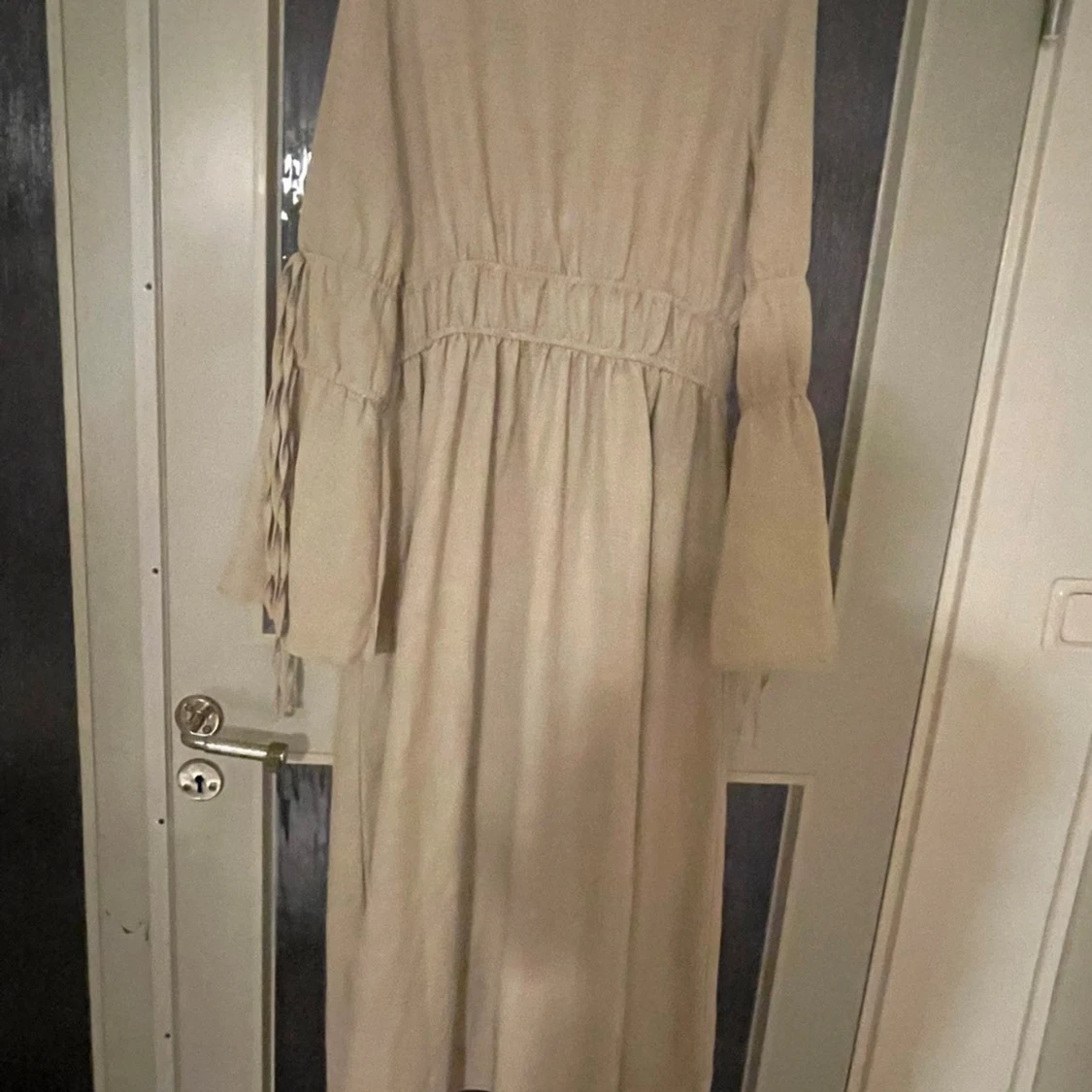 Beige långklänning med volangärm