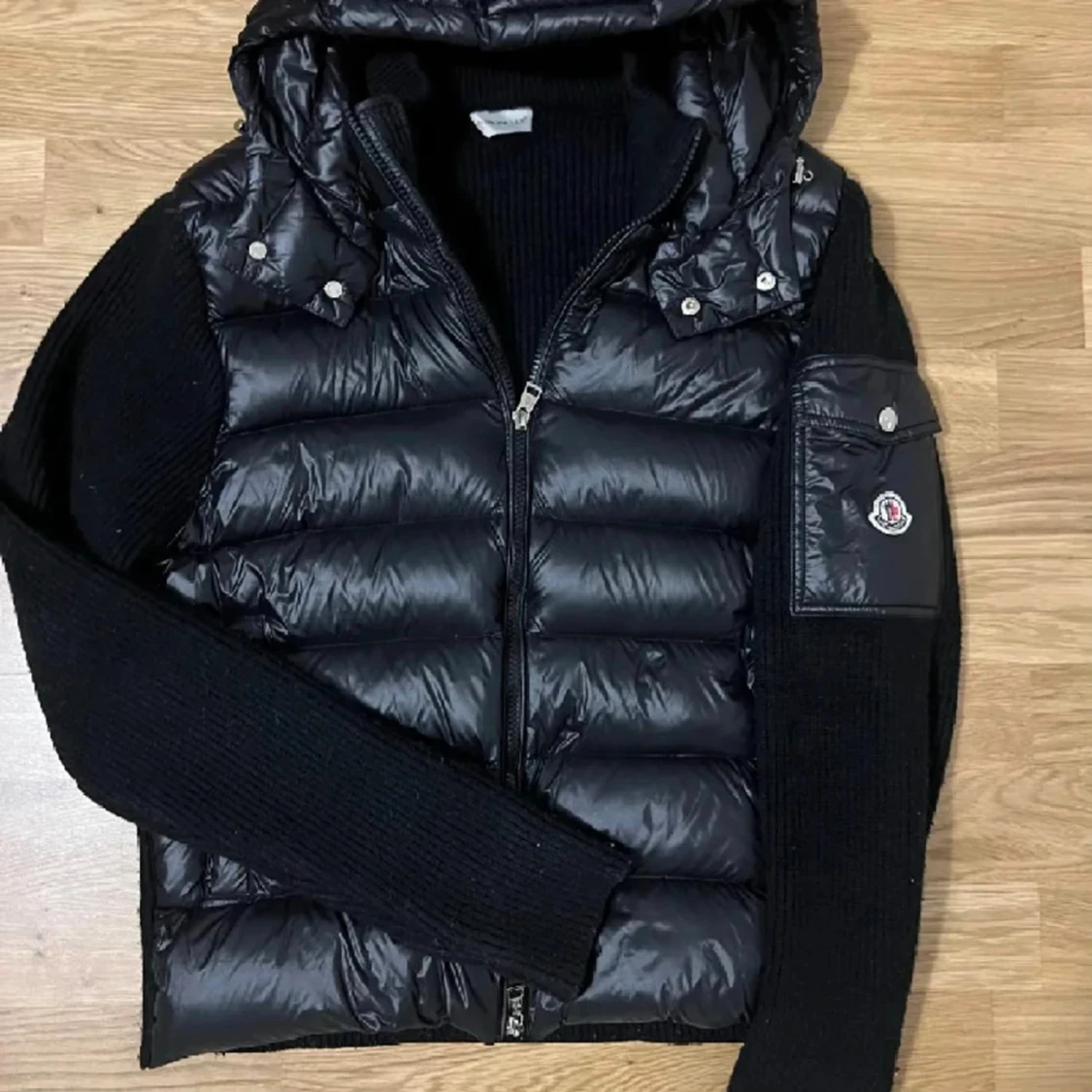 Svart Moncler pufferjacka med huva