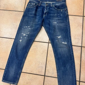 Dondup jeans - Säljer nu mina jeans då dom aldrig kommit till användning. Strlk 34 nypris:4000 mitt pris 599. Hör av dig vid minsta intresse 