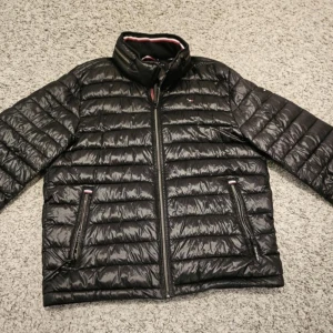 Tommy Hilfiger jacka M - Tommy hilfiger jacka i stl M i bra skick. Perfekt höstjacka.