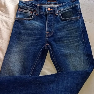 Nudie jeans slim  - Knappt använda dem är i oanvänd skick och sitter skit Nice i slim passform. Modellen är grim trim sentitel blue. Och det är storlek w29 L32